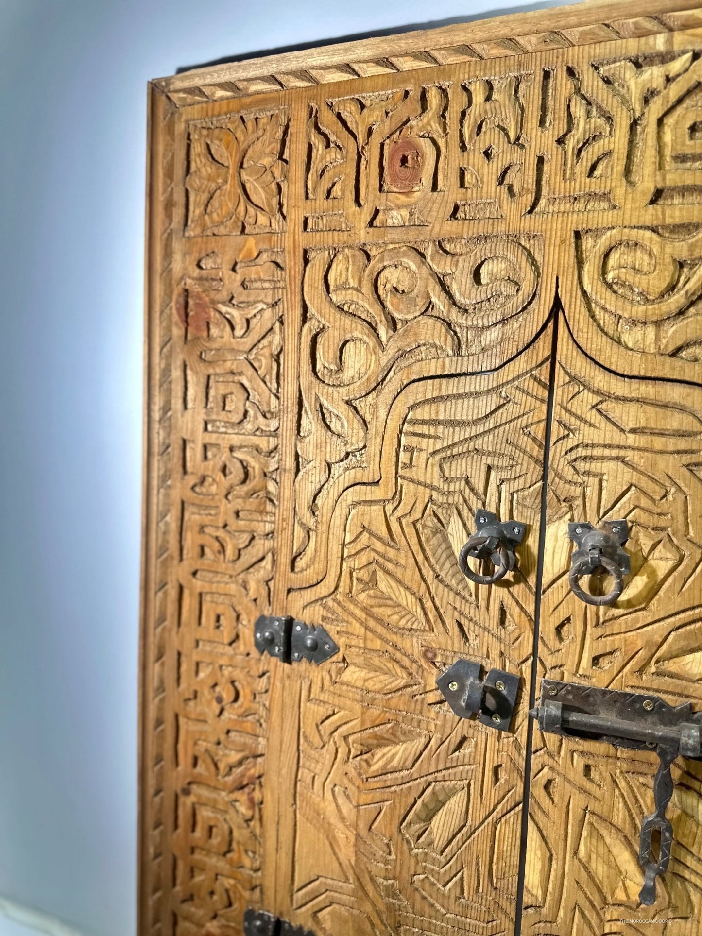 Gold-Accented Mirror for a Touch of Luxury: Elevate your décor with this gold-accented mirror, adding a touch of luxury and sophistication to any space.