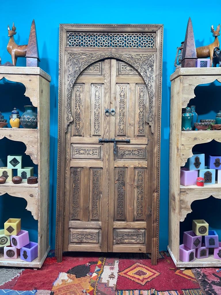 Porte marocaine intérieure traditionnelle Porte en bois sculptée, avec un modèle d’illustration amarré , Wall décor , antique carve doors